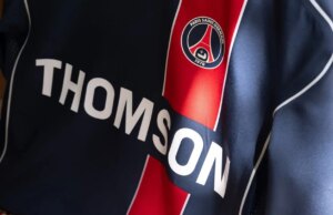 PSG reedita camisa icônica de 2004/05 com ajuda de Ronaldinho