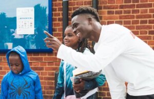 Bukayo Saka inspira novamente com doação de uniformes escolares para famílias em dificuldades