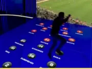 Jamie Carragher enlouquece após a dramática vitória do Rio Ngumoha no Liverpool