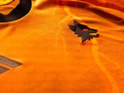 AS Roma apresenta impressionante uniforme laranja para 2025/26
