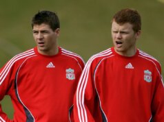 Lendas do Liverpool enfrentam desafio de poder de chute – e descobrem quem acerta com mais força