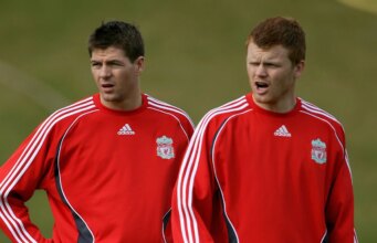 Lendas do Liverpool enfrentam desafio de poder de chute – e descobrem quem acerta com mais força