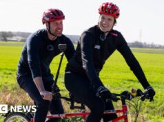 Príncipe William se junta a Greg James no passeio de bicicleta da Comedian Reduction