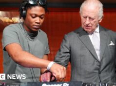 King chega aos decks de DJ em visita ao native de artes da cidade