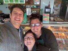 Vernon Kay passa pela padaria de sua cidade natal, mas os Boltonianos comem carne bovina