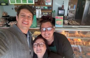 Vernon Kay passa pela padaria de sua cidade natal, mas os Boltonianos comem carne bovina