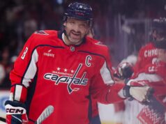 Alexander Ovechkin reencontra uma lenda do hóquei