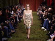 Gillian Anderson desfila no desfile da Paris Style Week no último dia