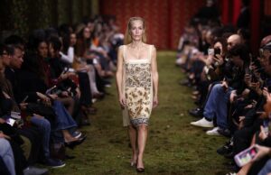 Gillian Anderson desfila no desfile da Paris Style Week no último dia