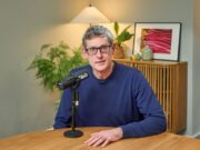 Louis Theroux descreve as visões dos influenciadores da ‘manosfera’ como ‘medievais’