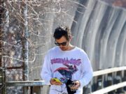 Harry Types mostra suas tatuagens nas pernas enquanto desfruta de uma corrida matinal em Nova York enquanto faz uma pausa na promoção de seu novo álbum