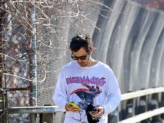 Harry Types mostra suas tatuagens nas pernas enquanto desfruta de uma corrida matinal em Nova York enquanto faz uma pausa na promoção de seu novo álbum