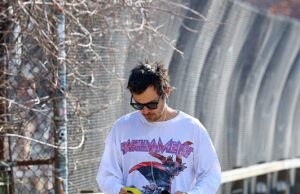 Harry Types mostra suas tatuagens nas pernas enquanto desfruta de uma corrida matinal em Nova York enquanto faz uma pausa na promoção de seu novo álbum