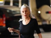 A atriz de Columbo que se casou com o icônico co-ator 22 anos mais velha antes de filmar com Tom Cruise está irreconhecível