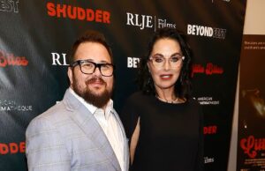 O filho de Cher, Chaz Bono, casa-se com o ‘amor da minha vida’ Shara Blue Mathes na frente de uma mãe famosa em Hollywood