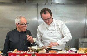 O homem mais well-liked do Oscar do qual ninguém ouviu falar: o chef britânico Elliott Grover tem 400 celebridades na fila para seu menu pós-festa, que definitivamente não atende às modas de saúde de Hollywood