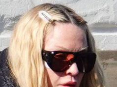 Madonna, 67 anos, sai com um curativo misterioso na bochecha enquanto pega um táxi aquático em Veneza