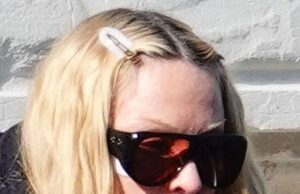 Madonna, 67 anos, sai com um curativo misterioso na bochecha enquanto pega um táxi aquático em Veneza