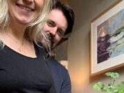 A irmã de Sienna Miller, Savannah, 47, revela que está esperando seu primeiro filho com o novo marido James Whewell enquanto compartilha a alegria por estar grávida ao mesmo tempo que seu irmão