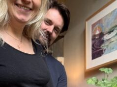A irmã de Sienna Miller, Savannah, 47, revela que está esperando seu primeiro filho com o novo marido James Whewell enquanto compartilha a alegria por estar grávida ao mesmo tempo que seu irmão