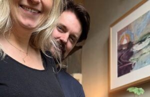 A irmã de Sienna Miller, Savannah, 47, revela que está esperando seu primeiro filho com o novo marido James Whewell enquanto compartilha a alegria por estar grávida ao mesmo tempo que seu irmão