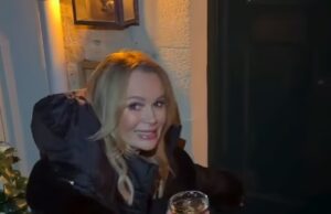 Amanda Holden surpreende o coro agrícola Britain’s Obtained Expertise de Jeremy Clarkson ao aparecer na festa de exibição do pub para celebrar o momento emocionante da campainha dourada