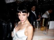 Lily Allen festeja com Kelly Osbourne enquanto ela compartilha fotos de sua ‘West Finish Gang’ comemorando seus reveals no London Palladium