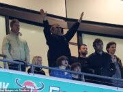 Liam e Noel Gallagher se reúnem para um raro passeio juntos enquanto comemoram a vitória do Manchester Metropolis na last da Carabao Cup em Wembley