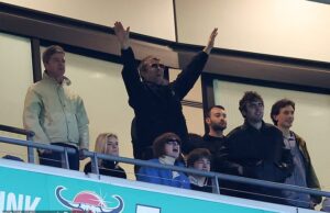 Liam e Noel Gallagher se reúnem para um raro passeio juntos enquanto comemoram a vitória do Manchester Metropolis na last da Carabao Cup em Wembley