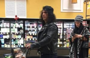A lenda do rock parece muito diferente de sua personalidade no palco durante uma discreta loja de supermercado com sua namorada