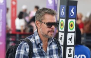 Eles são como nós! Matt Damon abandona o jato explicit e se junta aos moradores locais em um voo comercial de Sydney para Ballina com a esposa Luciana Barroso