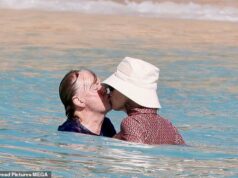 Paul McCartney, 83, e sua esposa Nancy, 66, se beijam apaixonadamente enquanto aproveitam o sol em um encontro na praia em St.