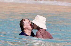 Paul McCartney, 83, e sua esposa Nancy, 66, se beijam apaixonadamente enquanto aproveitam o sol em um encontro na praia em St.