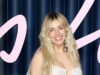 Sienna Miller rebate as críticas sobre sua idade e diz que estar grávida aos 44 anos é “muito mais fácil e fundamentado” depois do “caos” de seus 30 anos “dispersos”