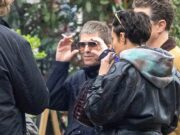 Liam Gallagher prova que ainda é uma estrela do Rock ‘n’ Roll enquanto o vocalista do Oasis desfruta de um pub crawl embriagado com a noiva Debbie Gwyther e seus filhos sósias