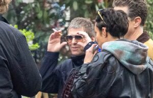 Liam Gallagher prova que ainda é uma estrela do Rock ‘n’ Roll enquanto o vocalista do Oasis desfruta de um pub crawl embriagado com a noiva Debbie Gwyther e seus filhos sósias