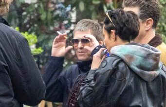 Liam Gallagher prova que ainda é uma estrela do Rock ‘n’ Roll enquanto o vocalista do Oasis desfruta de um pub crawl embriagado com a noiva Debbie Gwyther e seus filhos sósias
