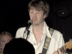 Cruz Beckham reprime as lágrimas enquanto canta o novo single ‘inspirado no afastamento do irmão Brooklyn’ na frente do emocionado irmão Romeo e dos pais David e Victoria e no present em Londres