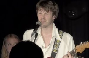 Cruz Beckham reprime as lágrimas enquanto canta o novo single ‘inspirado no afastamento do irmão Brooklyn’ na frente do emocionado irmão Romeo e dos pais David e Victoria e no present em Londres