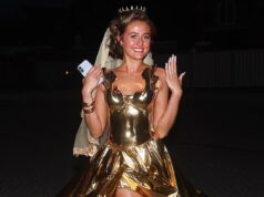 A futura noiva Venezuela Fury, 16, surpreende com um vestido dourado metálico e uma tiara de casamento enquanto inicia as comemorações de despedida de solteira com a mãe Paris e amigos antes de se casar com o boxeador Noah Worth, de 17 anos.