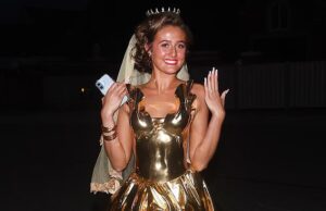 A futura noiva Venezuela Fury, 16, surpreende com um vestido dourado metálico e uma tiara de casamento enquanto inicia as comemorações de despedida de solteira com a mãe Paris e amigos antes de se casar com o boxeador Noah Worth, de 17 anos.