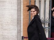Zendaya usa aliança de casamento e é varrida pelo vento enquanto ela e Robert Pattinson promovem The Drama in Rome