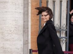 Zendaya usa aliança de casamento e é varrida pelo vento enquanto ela e Robert Pattinson promovem The Drama in Rome