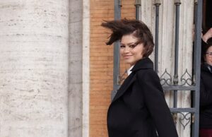 Zendaya usa aliança de casamento e é varrida pelo vento enquanto ela e Robert Pattinson promovem The Drama in Rome