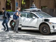 Uber investirá até US$ 1,25 bilhão na fabricante de veículos elétricos Rivian em acordo para lançar 50.000 robotáxis