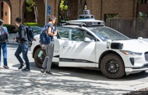 A robótica Baidu supostamente interrompeu o trânsito, causando acidentes em Wuhan, China