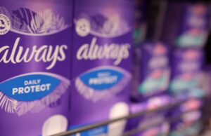 O preço dos produtos menstruais está disparando devido à inflação, às tarifas
