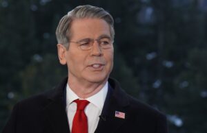 Guerra do Irã: Marinha dos EUA escoltará navios através do Estreito de Ormuz assim que ‘militarmente possível’, disse Bessent à Sky Information