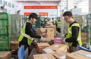 A produção industrial e o consumo da China superaram as previsões, enquanto a contração do investimento imobiliário desacelera