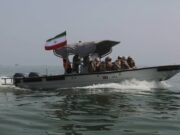 Navio de carga atingido por um projétil no Estreito de Ormuz, Reino Unido diz